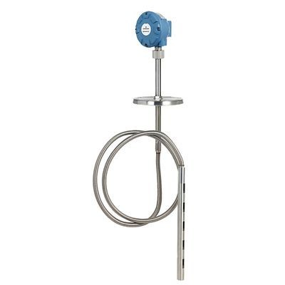 Een sensor met een blauwe behuizing en een metalen buis die een zwemmer of diameter-regelmechanisme bevat.