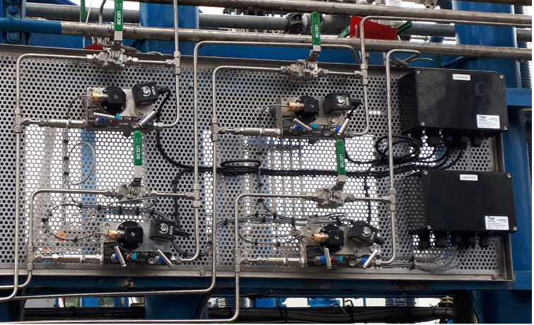 Detailopname van een panelenbord met kleppen, leidingen en elektronische componenten voor een industriële installatie.