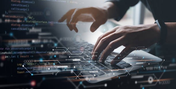 Een close-up van handen die op een laptop toetsenbord typen, omgeven door digitale code en grafische elementen.