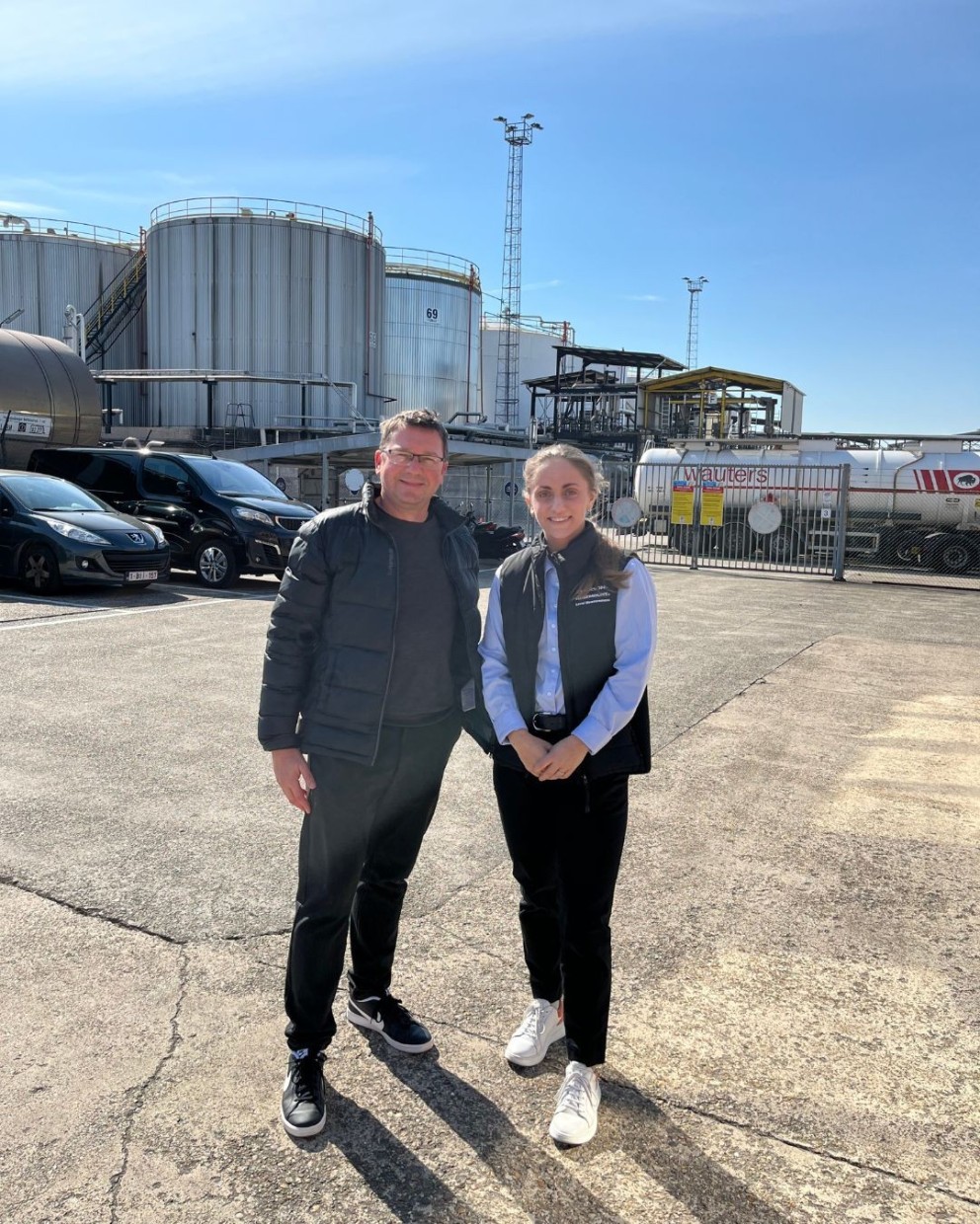 Twee collega's van DCM EMBA die poseren op een werf