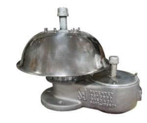 Een metalen compressor met een ronde kap en diverse aansluitingen.