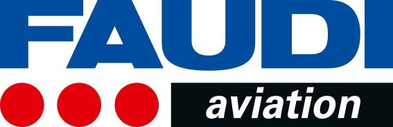 Logo van FAUDI Aviation met de tekst "FAUDI" in blauwe letters en "aviation" in witte letters op een zwarte achtergrond, omringd door drie rode stippen.