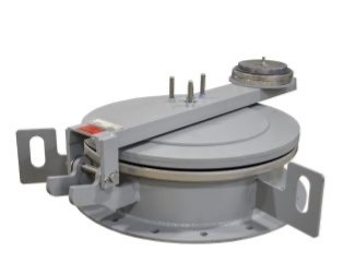 Een grijze, ronde machinecomponent met een bovenklep en een arm, waarschijnlijk een type klep of afsluiter.